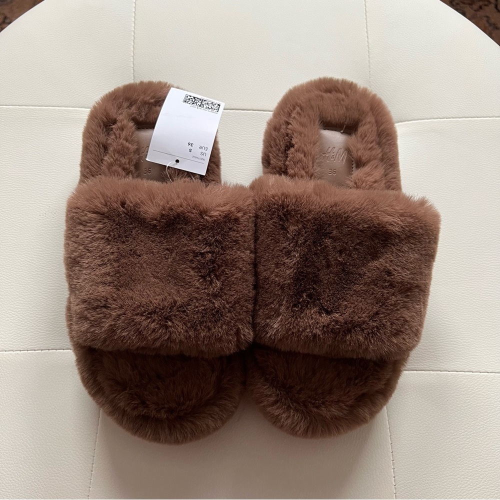 NWT Size 6 H&M Furry Platform Slippers